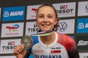 Viktória Chladoňová so striebornou medailou z pretekov U23 na MS v cyklistike 2025. 