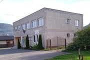 Jedno z verejných obstarávaní sa týkalo zníženia energetickej náročnosti Domu služieb v Plešivci. 