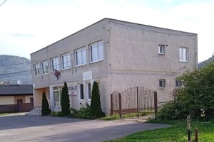 Jedno z verejných obstarávaní sa týkalo zníženia energetickej náročnosti Domu služieb v Plešivci. 