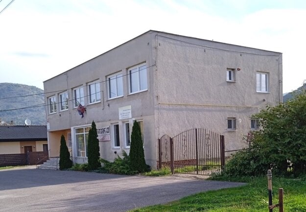 Jedno z verejných obstarávaní sa týkalo zníženia energetickej náročnosti Domu služieb v Plešivci.  (zdroj: Archív G.G.)