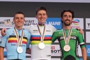 Zľava Remco Evenepoel, Tadej Pogačar a Ben Healy na pódiu MS v cyklistike 2025.