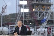 Ruský prezident Vladimir Putin počas spustenia linky na skvapalňovanie zemného plynu v rámci projektu Arctic LNG2 v spoločnosti Novatek-Murmansk v obci Belokamenka v Murmanskej oblasti 20. júla 2023. 
