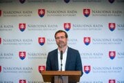 Marek Krajčí na tlačovej konferencii.