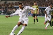 Kylian Mbappé strieľa gól. 