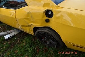 Dodge šéfa SIS mesiac po nehode: poškodené poloosi a oprava za vyše 12-tisíc eur