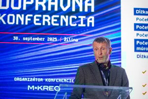 Július Mihálik, riaditeľ investičného úseku Národnej diaľničnej spoločnosti, a. s. počas prezentácie.