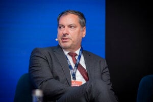 Norbert Polievka, generálny riaditeľ Slovenskej správy ciest počas diskusie.