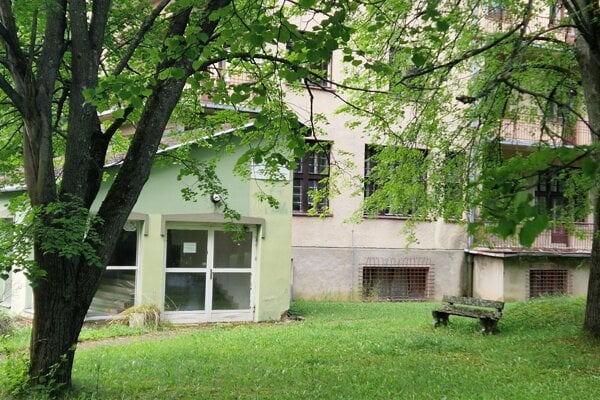 Školská budova v Mošovciach.