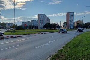 Definitívne sa zruší už aj tak aktuálne nefunkčné priame odbočenie doľava na Letnú ulicu (na snímke v strede) z Watsonovej ulice v smere od obchodnej akadémie.