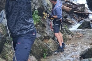 Horskí záchranári sa dali s dobrovoľnkmi už do údržby a opravy vrchnej časti ferraty.