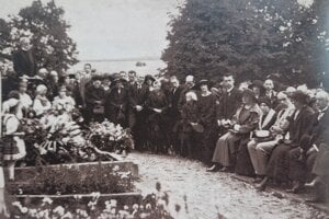 Slávnostné odhalenie náhrobníkov A. Halašu a P. Mudroňa v roku 1923, na ktoré prišiel aj prezident Masaryk.