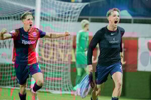 Marek Kuzma (vpravo) v 90+3. minúte svojim šiestym gólom v sezóne rozhodol o zlatomoravskom víťazstve 3:2 nad Starou Ľubovňou.