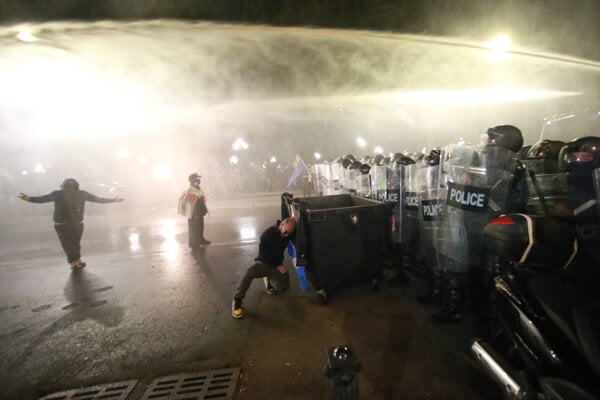 Gruzínska polícia zasiahla proti demonštrantom.