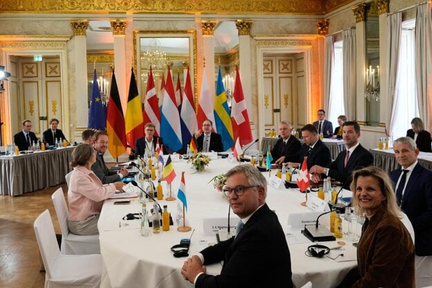 Zľava: Komisár EÚ pre vnútorné záležitosti a migráciu Magnus Brunner, švédsky minister pre migráciu Johan Forssell, nemecká parlamentná štátna tajomníčka Daniela Ludwigová, poľský minister vnútra Marcin Kierwinski, nemecký minister vnútra Alexander Dobrindt, belgická ministerka pre azyl, migráciu a integráciu a mestskú politiku Anneleen Van Bossuytová, dánsky minister pre imigráciu a integráciu Rasmus Stoklund, poľský minister a koordinátor špeciálnych služieb Tomasz Siemoniak a švajčiarsky federálny úradník, vedúci federálneho ministerstva spravodlivosti a polície Beat Jans. (zdroj: TASR/AP)