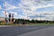 Bežná realita: kým autá nejdú, chodci a cyklisti prebehnú cez cestu. 