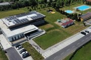 Mestská plaváreň v Lučenci stojí neďaleko mestského kúpaliska aj zimného či futbalového štadióna.