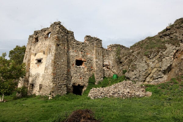 Archívna fotografia. Hrad Čabraď.