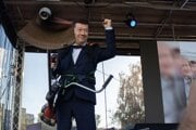 Predseda hnutia Sloboda a priama demokracia (SPD) Tomio Okamura na predvolebnej akcii s krovinorezom demonštruje, ako by jeho vláda zoškrtala zbytočné výdavky. 