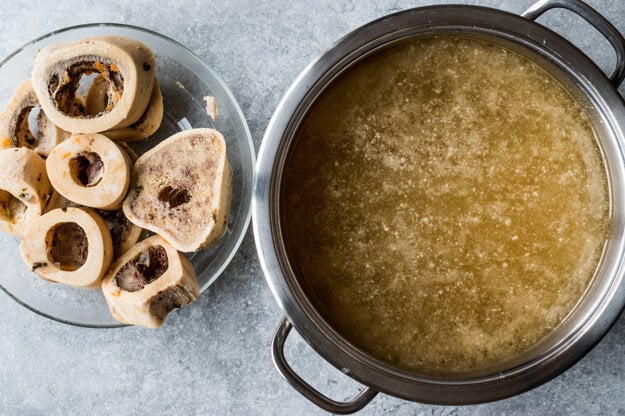 Vývary z kostí sú zdrojom kolagénu, kostný prášok zas obsahuje vápnik a železo. (zdroj: Adobe Stock)
