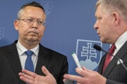Minister financií Ladislav Kamenický a premiér Robert Fico.