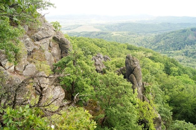 Skalné mesto na juhovýchodnom úpätí Pohanského hradu. (zdroj: OOCR Región Gemer/autor foto: Jozef Kopor)