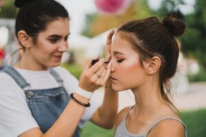 Zo základných škôl vykázali sukne nad stehná, výstrihy, výrazný make-up či ostré umelé nechty
