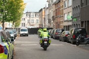 Policajti na motorkách počas vyšetrovania v Antverpách. 
