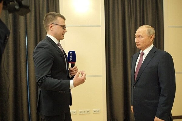 Ruský propagandistický novinár Pavel Zarubin s ruským prezidentom Vladimirom Putinom.