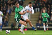 David Strelec v súboji s Danielom Ballardom v zápase Severné Írsko - Slovensko.