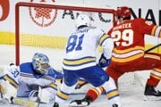 Samuel Honzek (Calgary) vo veľkej príležitosti pred bránkou St. Louis. 