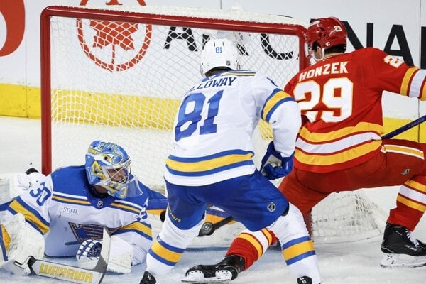 Samuel Honzek (Calgary) vo veľkej príležitosti pred bránkou St. Louis. 