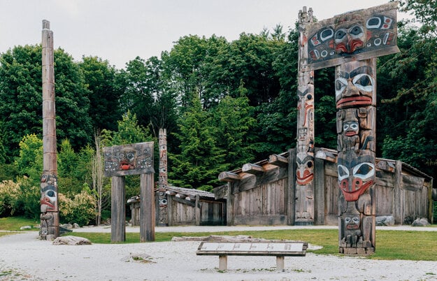 Pre kmeň Haida sú typické bohato zdobené totemy. (zdroj: Gwaii Haanas National Park Reserve and Haida Heritage Site)