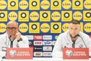 zľava tréner slovenskej futbalovej reprezentácie Francesco Calzona a kapitán tímu Milan Škriniar počas tlačovej konferencie