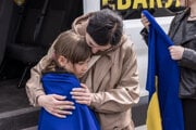 Marička objíma svoju dcéru Solomiu.