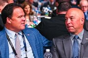 Prezident hokejových operácií Montrealu Jeff Gorton (vľavo) a generálny manažér Canadiens Kent Hughes (vpravo). 