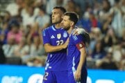 Lautaro Martinez a Lionel Messi sa tešia z gólu