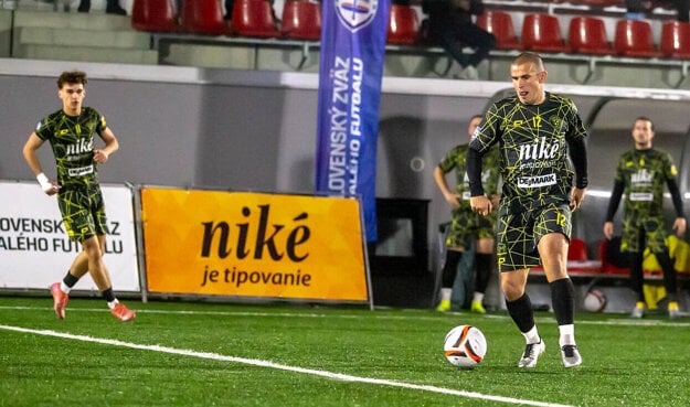 Za Bambariakov si zahral i bývalý futbalový reprezentant Viktor Pečovský. (zdroj: NARODNALIGA.SK)