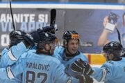 Hráči Slovana sa tešia z gólu v zápase hokejovej Tipsport ligy.