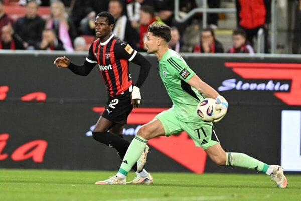 Útočník Spartaka Abdulrahman Taiwo a brankár Slovana Dominik Takáč.