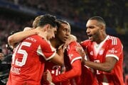 Hráči Bayernu oslavujú gól v sieti Dortmundu.