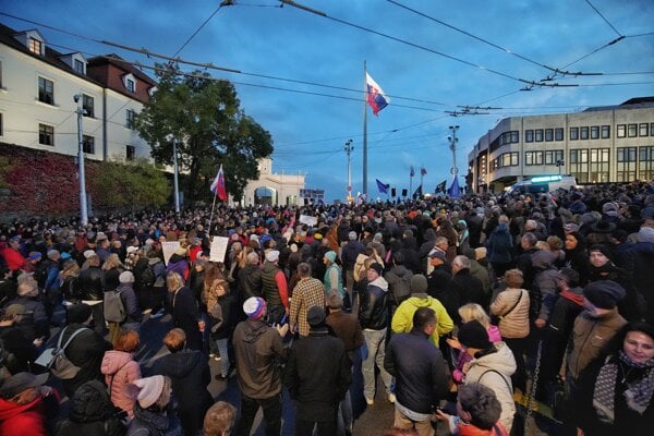 Protestujúci pred Národnou radou.