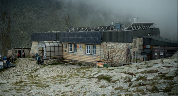 Fotovoltický systém pripravujú na Zbojníckej chate. (zdroj: Archív Slovenské elektrárne)