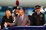 Britský kráľ Karol III. a kráľovná Kamila po prílete na rímske letisko Ciampino.