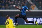 Zákrok brankára Slavie Jakuba Markoviča v zápase Ligy majstrov Atalanta Bergamo - Slavia Praha.