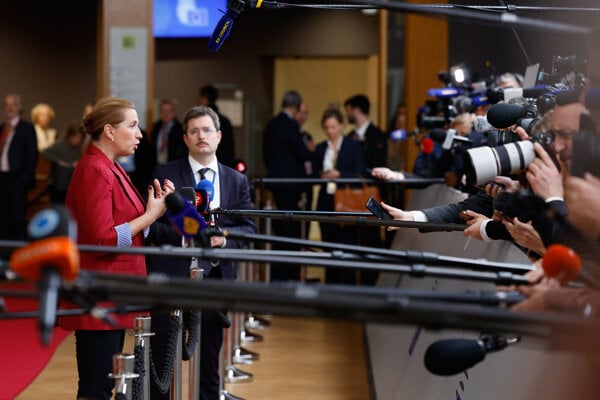 Dánska premiérka Mette Frederiksen po príchode na samit.