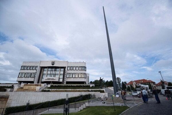 Vztyčovanie Dankovho stožiaru pred parlamentom v roku 2019.