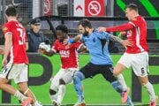 Mees de Wit, Ibrahim Sadiq (obaja Alkmaar), Tigran Barseghjan (Slovan) a  Peer Koopmeiners (Alkmaar) bojujú o loptu počas zápasu 2. kola ligovej fázy Konferenčnej ligy.