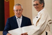 Historik Karl Schlögel (vľavo) pri preberaní Mierovej ceny nemeckých nakladateľov a kníhkupcov.