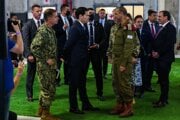 Americký minister zahraničných vecí Marco Rubio sa rozpráva s izraelským brigádnym generálom Jakovom Dolfom vo vojenskom koordinačnom centre v južnom Izraeli.