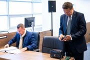 Na snímke disciplinárne stíhaný sudca Milan Chalupka (vpravo) a advokát Rastislav Palovič počas pojednávania Najvyššieho správneho súdu.